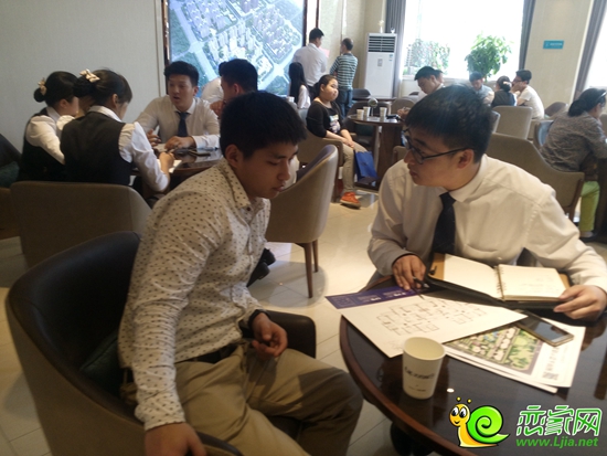 置業(yè)顧問向到訪者講解戶型