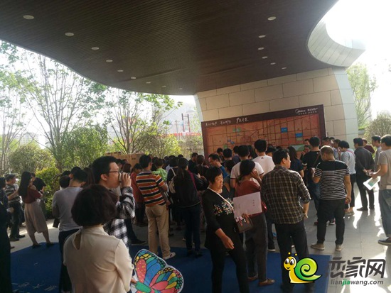 人頭攢動(dòng)的美的·拉德芳斯城市展廳