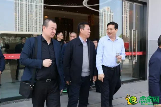 才芳區(qū)長(zhǎng)向溫州客商考察團(tuán)介紹邯山區(qū)南堡商貿(mào)物流帶的產(chǎn)業(yè)布局情況