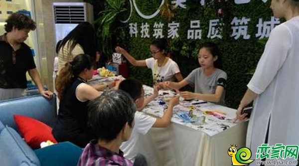 家長(zhǎng)和孩子一起制作風(fēng)鈴