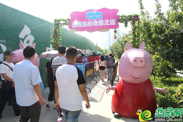 大家抵達(dá)瀾灣展廳