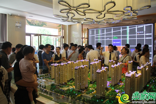 網(wǎng)友們來到東部美的城城市展廳