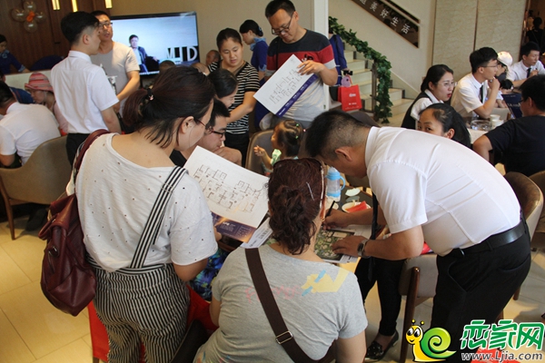 置業(yè)顧問認(rèn)真地給顧客介紹戶型