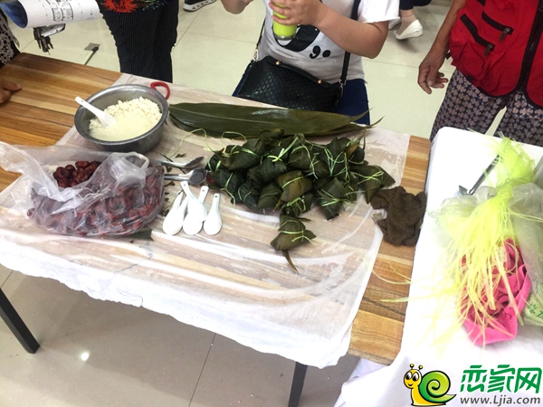 包粽子現(xiàn)場(chǎng)齊全的材料