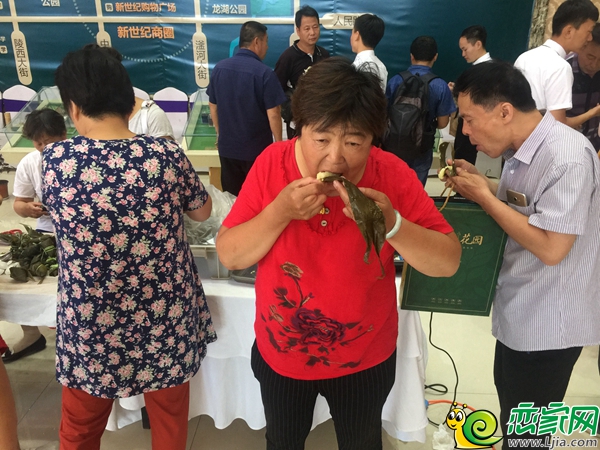 到場(chǎng)朋友們品嘗香噴噴的粽子