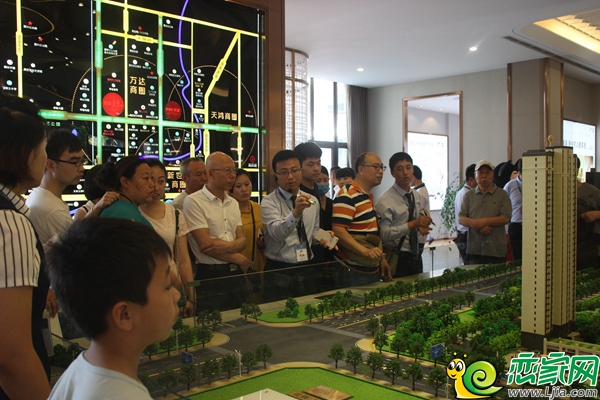 置業(yè)顧問正在向網(wǎng)友介紹沙盤