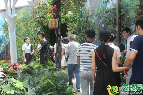 置業(yè)顧問(wèn)帶大家去樣板間參觀