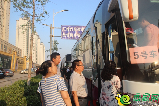業(yè)主有序排隊上車