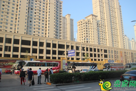 業(yè)主前往停車等候區(qū)