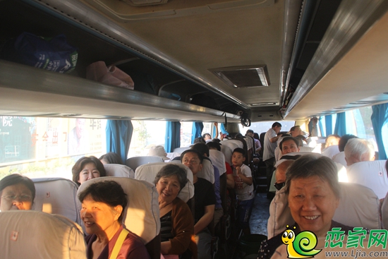 載滿業(yè)主的大巴車出發(fā)