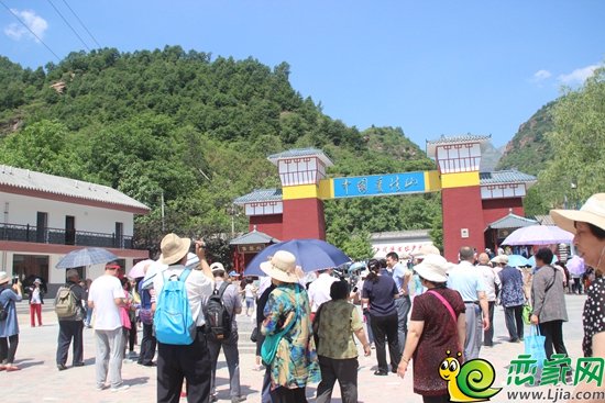 拍完照的業(yè)主準備前往景區(qū)