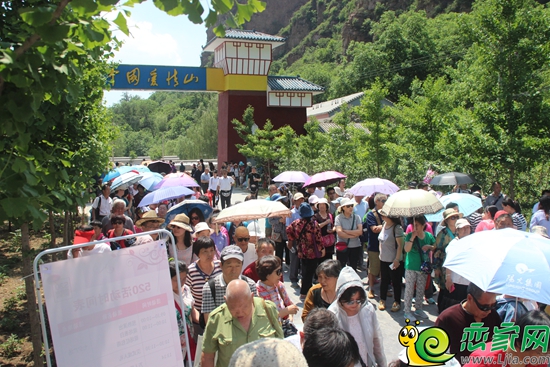 業(yè)主排隊進入