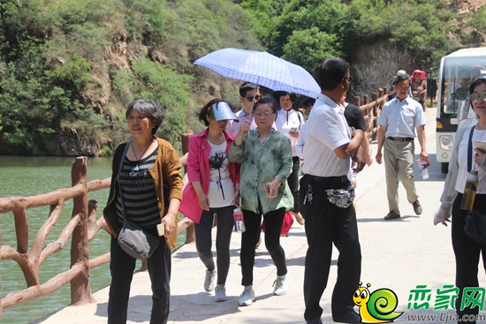 進入景區(qū)的業(yè)主進行自由活動