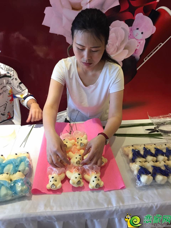正在進(jìn)行擺放的小熊