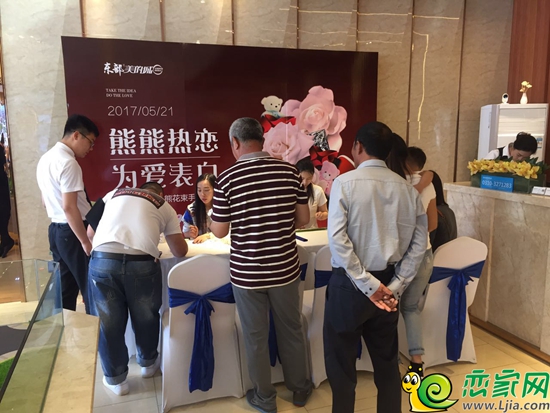 等待進(jìn)行小熊花束DIY的到訪者