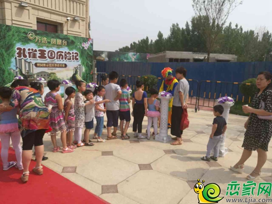 小丑送氣球