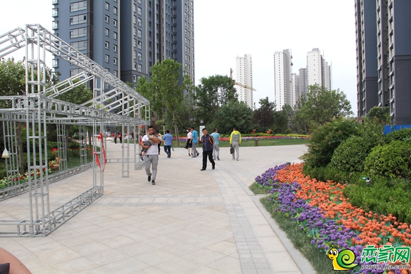 業(yè)主們陸續(xù)來(lái)到自己的新家