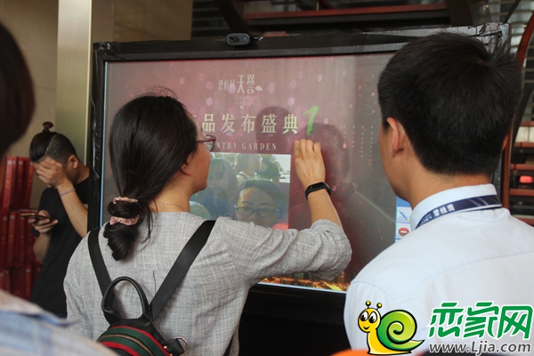 客戶在工作人員指導(dǎo)下進(jìn)行電子簽到