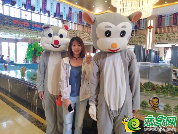 小編與“萌寵”合影
