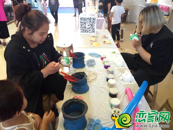 小朋友和家長進行DIY手繪
