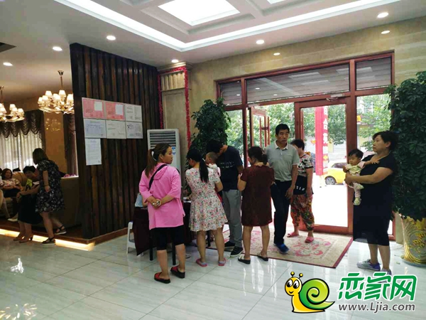 源源不斷來到售樓部簽到的客戶