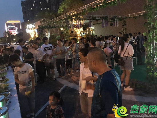領(lǐng)取食物的到訪者