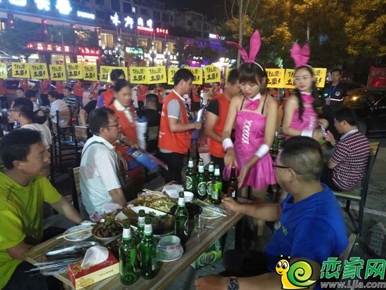 兔女郎街頭送啤酒