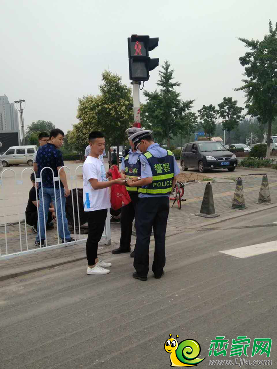 美的地產(chǎn)致敬交警