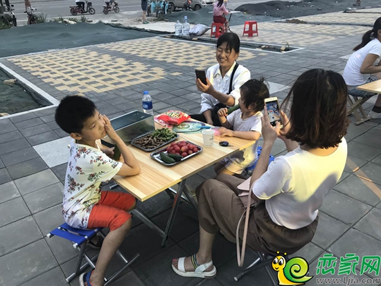 拍照留念的業(yè)主