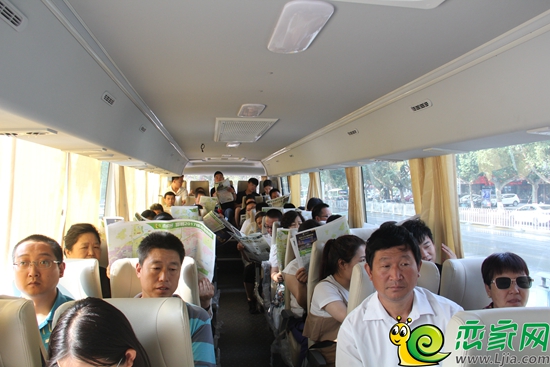 準(zhǔn)備出發(fā)的大巴車