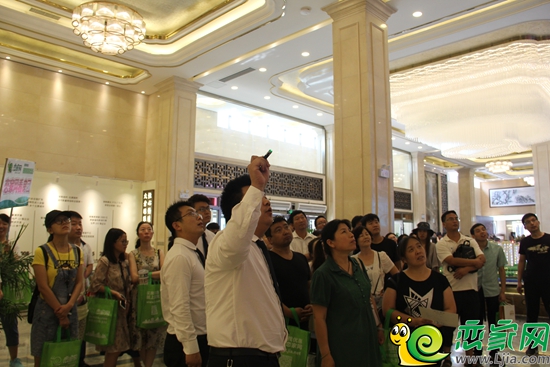 置業(yè)顧問講解項(xiàng)目區(qū)位