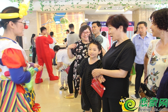 小丑送給小朋友氣球