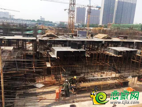 遠邦花園施工中的工人