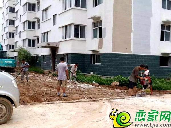 工人正在施工建設(shè)園林綠化