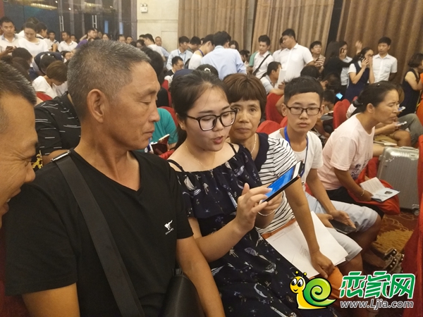 一家人在看碧桂園天譽微信選房系統(tǒng)