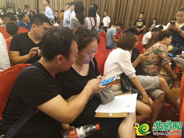一對夫妻在認真的選房中