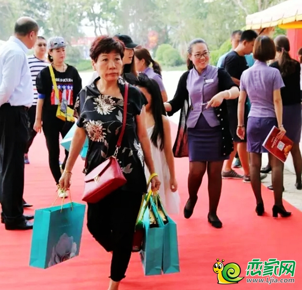 領(lǐng)取環(huán)球中心精心準(zhǔn)備的伴手禮