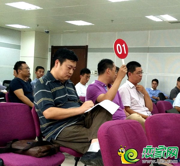 土地拍賣現(xiàn)場(chǎng)掠影