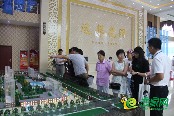 置業(yè)顧問為網(wǎng)友介紹樓棟信息