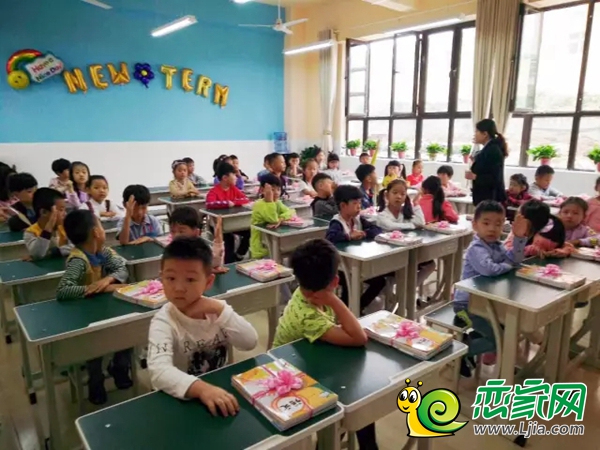 同學(xué)們舉手發(fā)問(wèn)