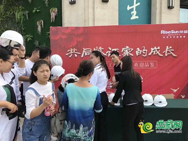 工作人員發(fā)放安全帽