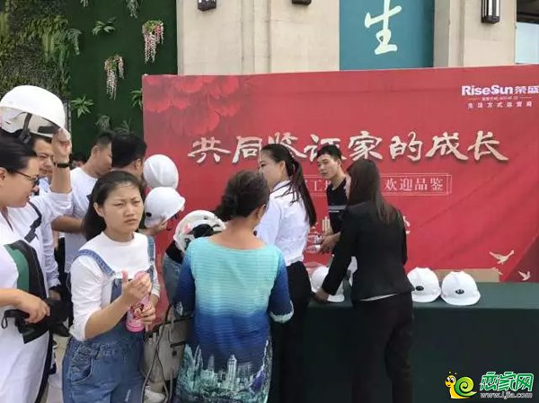 工作人員發(fā)放安全帽和水