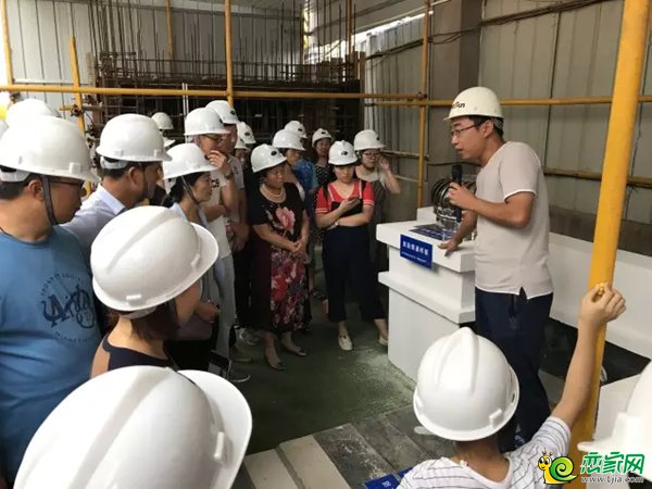講解員講解建筑結(jié)構(gòu)和材質(zhì)