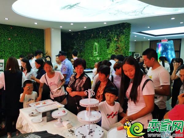 客戶們?cè)谌「恻c(diǎn)飲品（人太多，供不應(yīng)求）