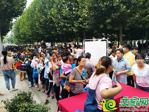 排隊(duì)領(lǐng)取綠谷泰迪熊的客戶們