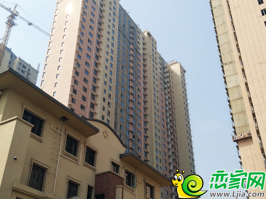 中央名都部門樓棟已經(jīng)安裝好玻璃