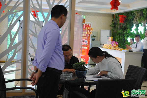 置業(yè)顧問(wèn)為客戶計(jì)算房?jī)r(jià)
