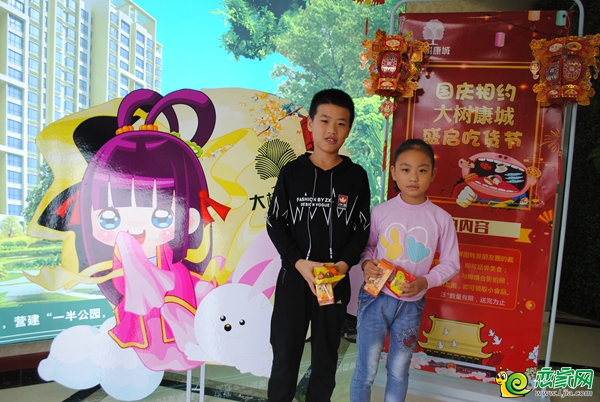 可愛(ài)的小朋友合影嫦娥