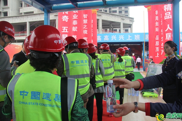 業(yè)主準(zhǔn)備進(jìn)入工地現(xiàn)場