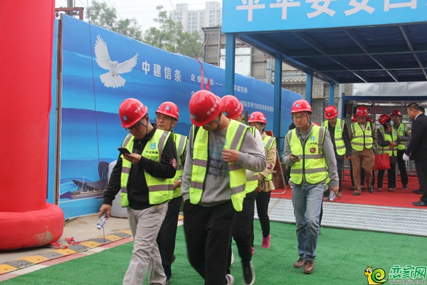 業(yè)主準(zhǔn)備進(jìn)入工地現(xiàn)場